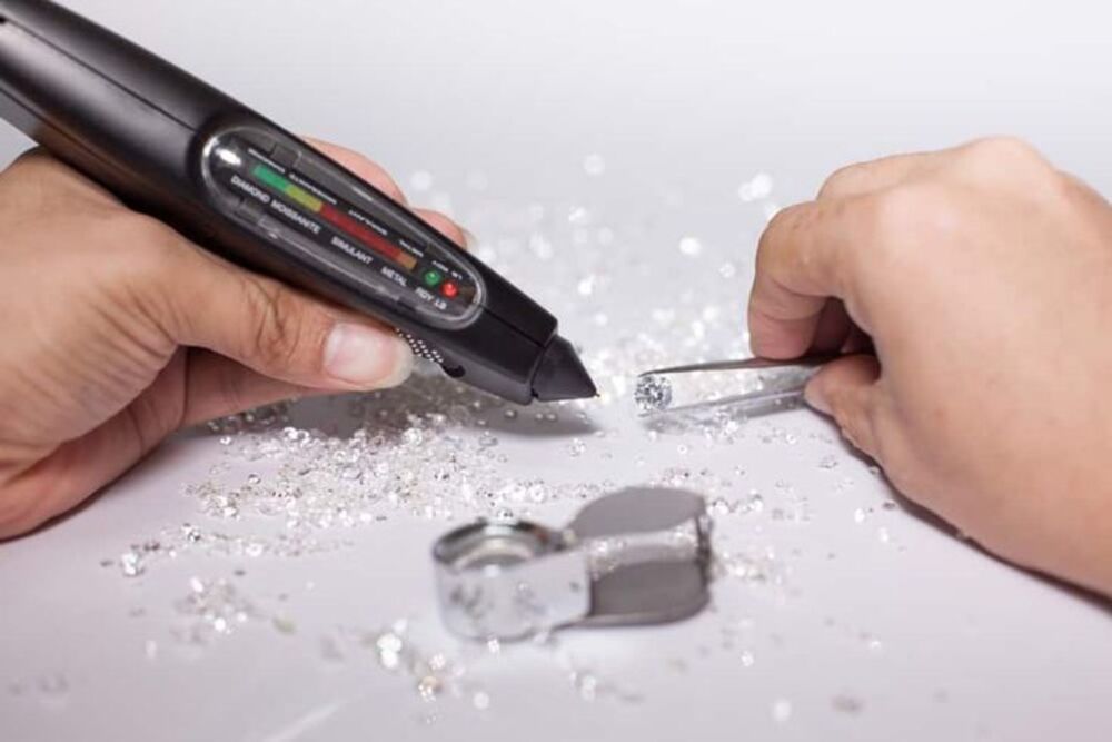 Cách nhận biết đá quý tự nhiên bằng thiết bị chuyên dụng