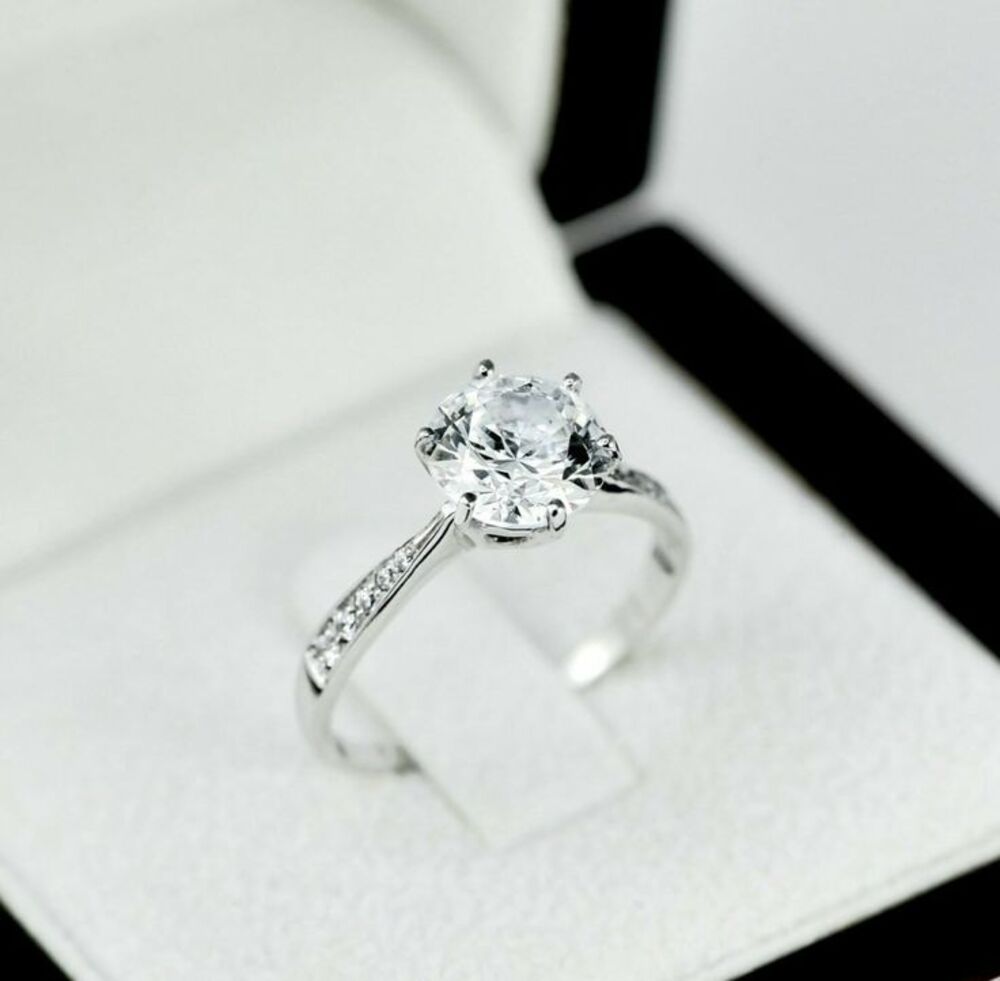 Cách bảo quản trang sức đá CZ và đá Moissanite