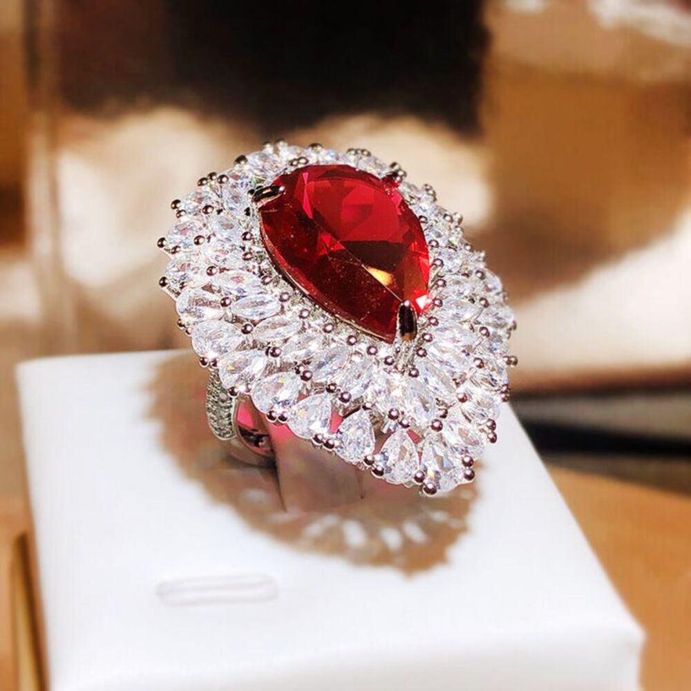 Đá garnet, hay còn là "ngọc hồng lựu" có vẻ đẹp lấp lánh